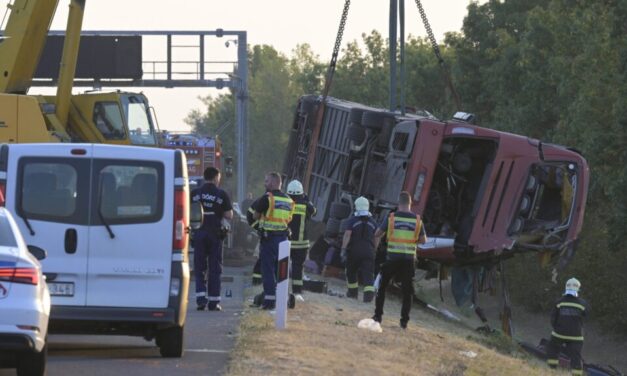 Már 6 halottat azonosítottak az M3-ason történt buszbaleset áldozatai közül: vasárnap óta folyamatosan műtik a sérülteket