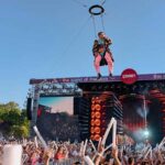 Látványos show DJ Oti buliján: A magasból ereszkedett le Sebestyén Balázs a 65 ezres tömeg elé, a miniszter szerint a HÉV-ek is jól vizsgáztak