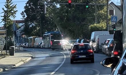Hatalmas a dugó Budakeszin: Több mint másfél óra a menetidő a Széll Kálmán térig – pedig lehetne 8 perc is