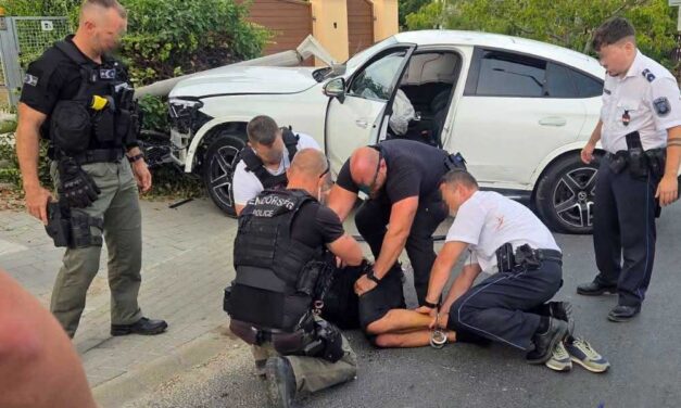 Autós üldözés a Balatonnál: Három rendőrautót is összetört menekülés közben a Mercedes terepjárós férfi, hiába lőttek rá, nem akart megállni