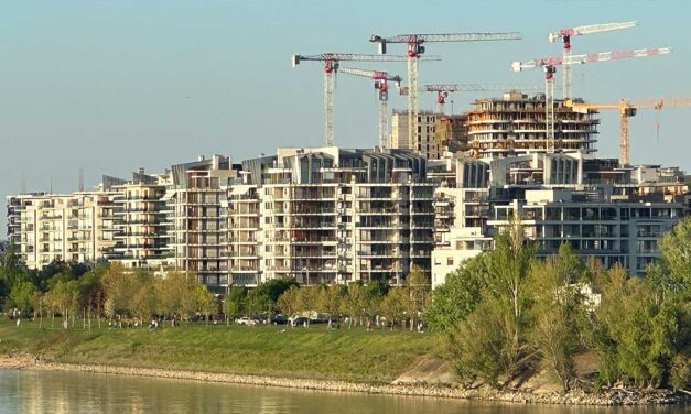 Megússzák a leállítást a kiemelt engedélyt kapott lakóparkok, fellélegezhetnek a vevők