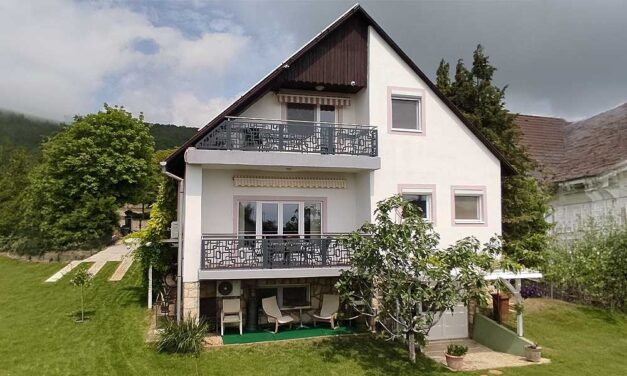 Rejtélyes haláleset a balatonfüredi apartmanban: a rendőrség is megszólalt