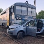 Vasúti baleset Galgagúton: vonattal ütközött egy autó, mentőhelikoptert riasztottak a helyszínre