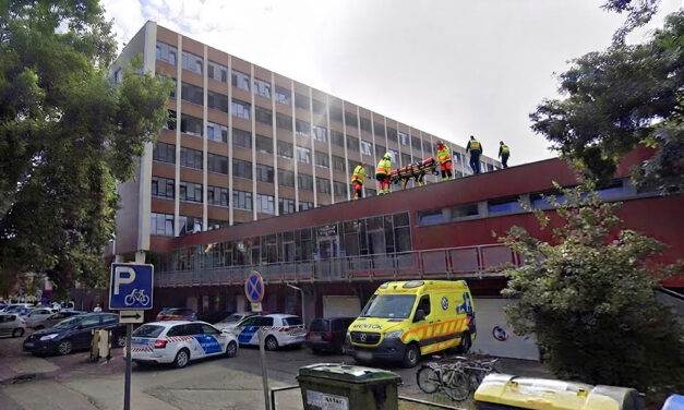 Munkahelyi baleset Szegeden: lezuhant és meghalt egy ipari alpinista a szegedi kormányhivatal épületéről