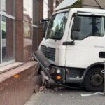 Villamossal ütközött, majd a kormányhivatal épületébe csapódott egy teherautó Újpesten