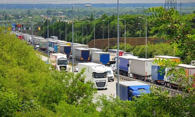 Baleset az M1-esen Bicskénél, több kilométeres a dugó, gyalogost gázoltak Vecsésen