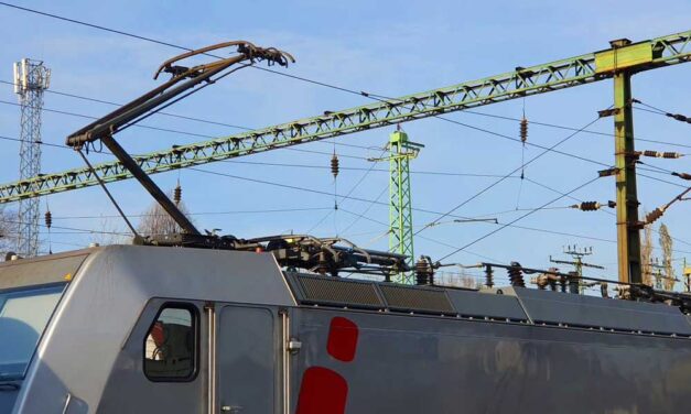 Fa dőlt a felsővezetékre Ferihegynél, jelentős késések vannak a ceglédi vonalon