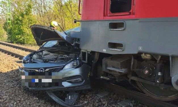 Balesetekkel indul a hétfő a MÁV-nál: vonattal ütközött egy autó, a miskolci vonalon pedig embert gázolt a szerelvény