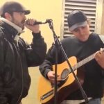 Váratlan zenei meglepetés a Belvárosban: Azahriah énekelt egy gitáros oldalán az Astoria aluljárójában – Videóval