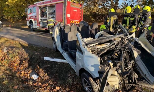 Volánusszal ütközött egy személyautó Szederkényben: egy ember beszorult a roncsba, mentőhelikopter a helyszínen