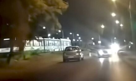 Részegen, kis híján a HÉV elé hajtott egy 79 éves nő Dunaharasztiban, két fiatal akadályozta meg a tragéidát – videó a cikkben