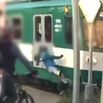 Brutális videón a HÉV-baleset: Piroson hajtott át a biciklis, métereken át vonszolta a szerelvény a bringát