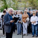 “Azt kérte, álljunk ki mellette” – vasárnap újra  imádkoztak a letartóztatásban lévő Hankó Balázsért a gödöllői kastélykápolna előtt