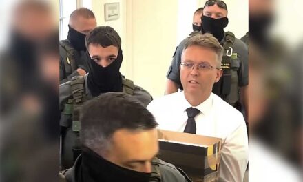 Letartóztatta a bíróság Hankó Balázst, közben házkutatást tartanak a volt miniszter gödöllői házában