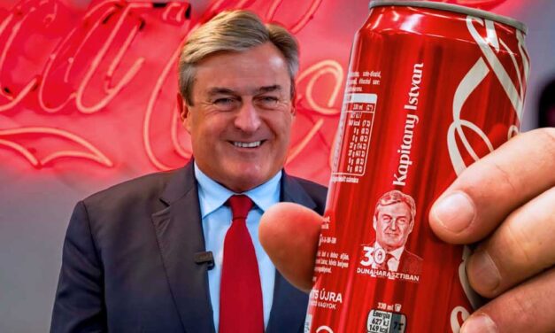 Személyre szabott kólát kapott Kapitány István miniszter – 35 milliárdos óriásberuházást jelentett be a Coca-Cola Dunaharasztiban