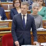 Jó hír! Csökkenő szja-t, dupla családi pótlékot, bér- és nyugdíjemelést jelentett be Magyar Péter