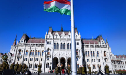 Történelmi programdömping Budapesten: Az 1956-os forradalom és szabadságharc 70. évfordulón újra ledöntik a Sztálin-szobrot