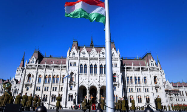 Történelmi programdömping Budapesten: Az 1956-os forradalom és szabadságharc 70. évfordulón újra ledöntik a Sztálin-szobrot