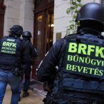 Rendőri razziasorozat Budapest belvárosában: Rablókat, drogkereskedőket és bujkáló elítéltet fogtak el a pesti zsaruk – Videó