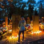 Meghosszabbított nyitvatartás és közös mécsesgyújtás a fővárosi temetőkben: Így alakul a sírkertek rendje a mindenszenteki időszakban